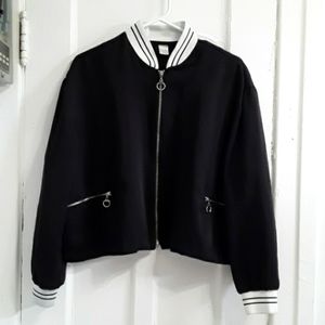 Size L cropped light jacket